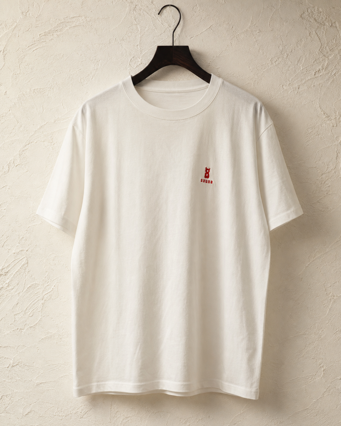 胸元に赤い8 saunaロゴが入った白い2周年限定Tシャツ
