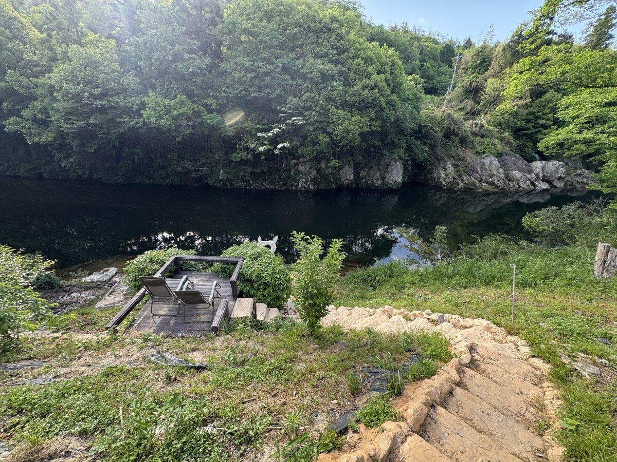 川の目の前に置かれたととのいチェアと木のデッキ